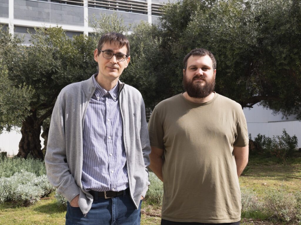 Santiago Garcia Vallvé i Aleix Gimeno, investigadors del Departament de Bioquímica i Biotecnologia que han participat en la recerca.