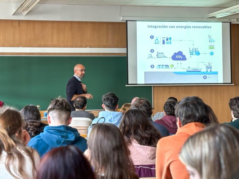 El professor Cyril Godard durant la conferència central de les XIX Jornades de Química Verda.