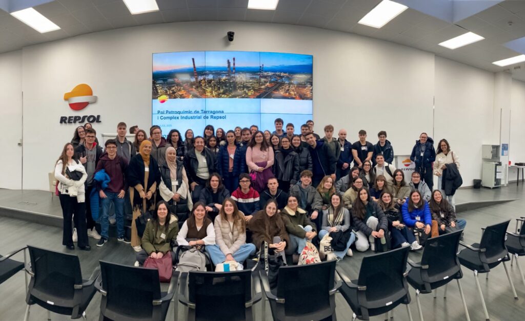 L'alumnat de la Facultat de Química visita les instalacions de Repsol.