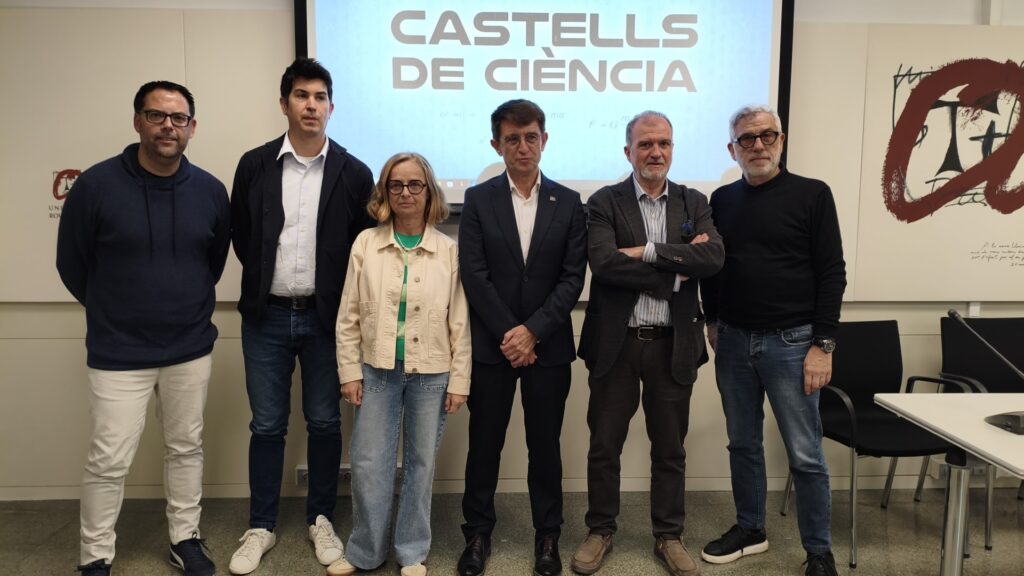 D'esquerra a dreta, Carles Cortès, director del documental; Albert Samper i Marta Calull, investigadors que hi participen; el rector de la URV Josep Pallarès i Xavier Abelló i Jordi Sacristan, directors de TAC12 i de la Xarxa, respectivament.