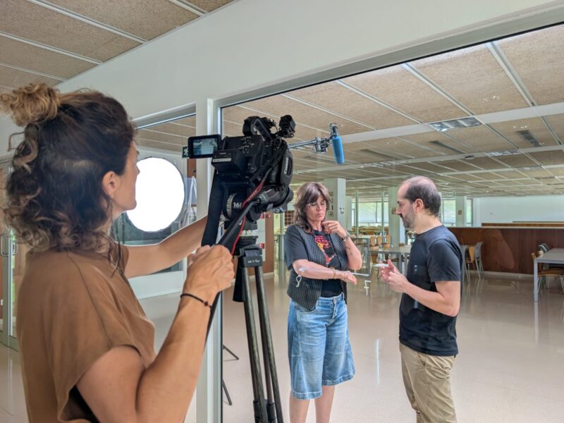 Imatge d'una d'una de les jornades de rodatge, amb l'investigador Roger Guimerà.