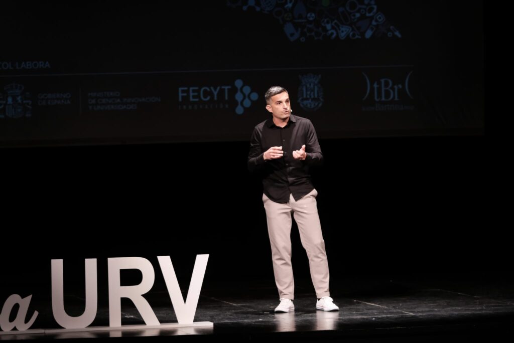 El finalista Àlex González durant la seva intervenció.