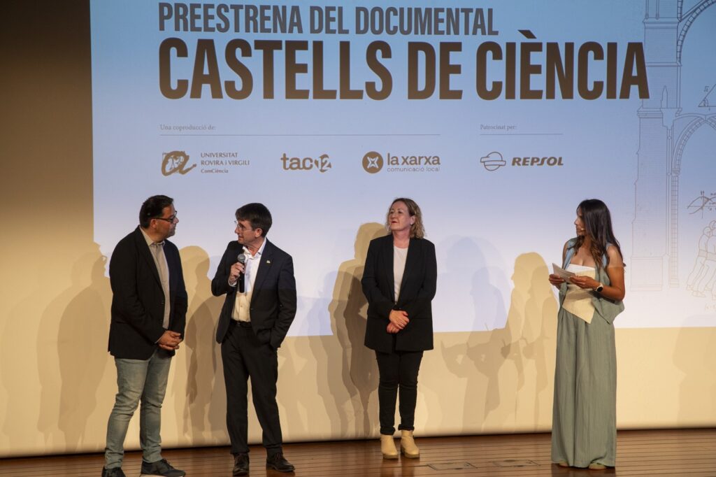 El director del documental, Carles Cortès, amb el rector de la URV, Josep Pallarès i la consellera delegada de La Xarxa, Núria de José durant la presentació de l'acte.