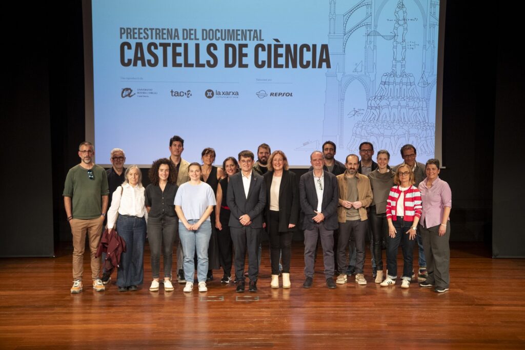 Foto de grup amb els investigadors participants en el projecte, part de l'equip tècnic i representants de les institucions implicades.