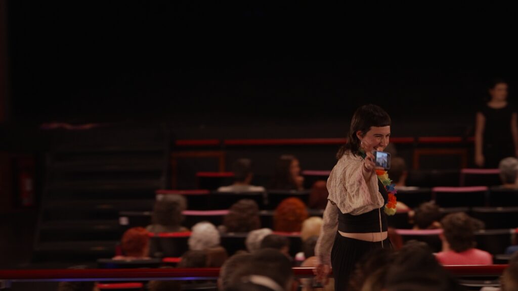 Un moment d'interacció dels actors i actrius de l'Aula de Teatre amb el públic.