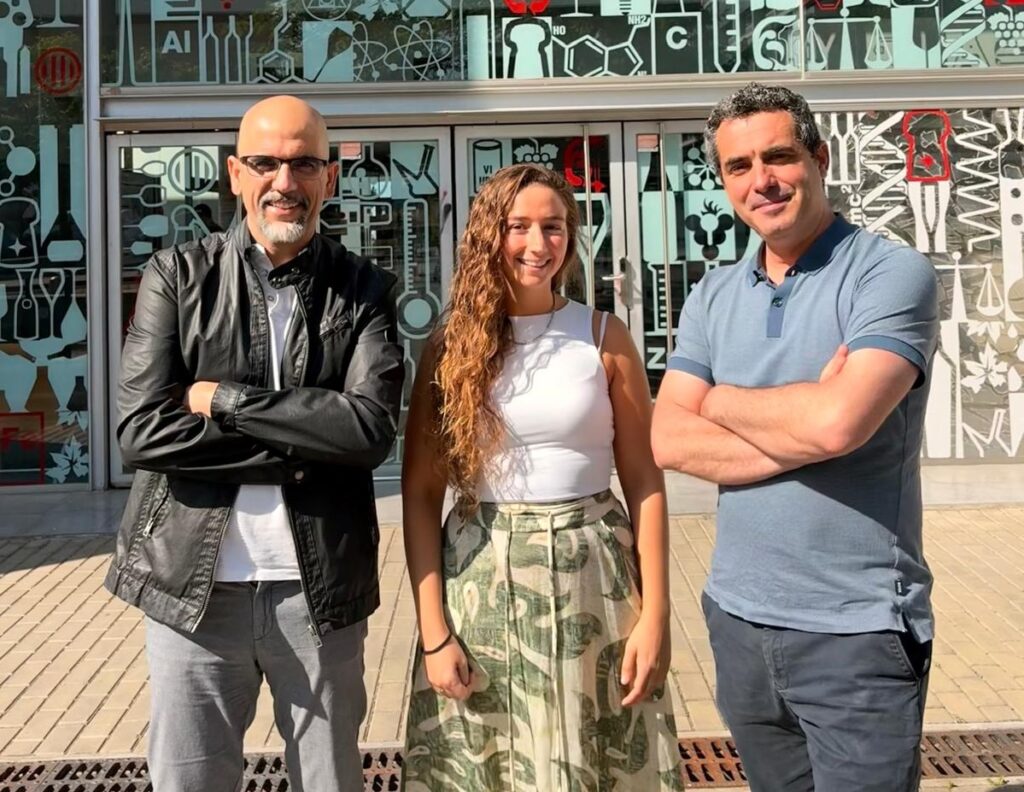 D'esquerra a dreta, Miquel Mulero, Aina Arnal i Gerard Aragonès, del Departament de Bioquímica i Biotecnologia de la URV, que han participat en la recerca.