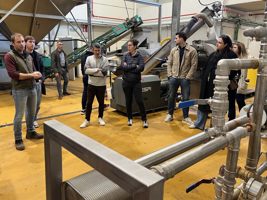 Alguns dels alumnes de la microcredencial "Obtenció de l'oli d'oliva" durant la visita al molí de Coselva.