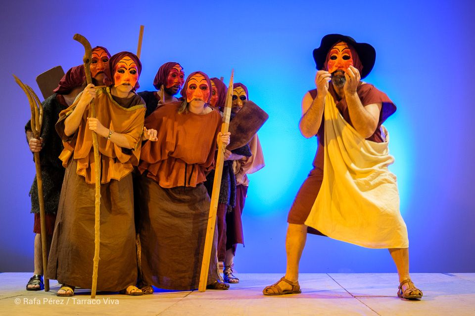 Una aproximació al teatre d'Aristòfanes, que l'Aula de Teatre va escenificar l'any 2025 a Tarraco Viva. FOTO: Rafa Pérez.