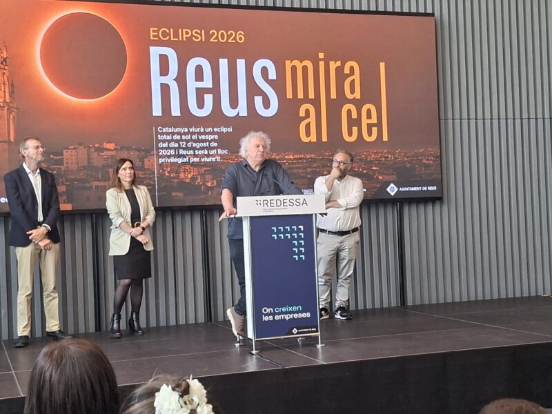 L'astrofísic de la URV Carlos García, durant la presentació dels actes sobre l'eclipsi a l'Ajuntament de Reus.