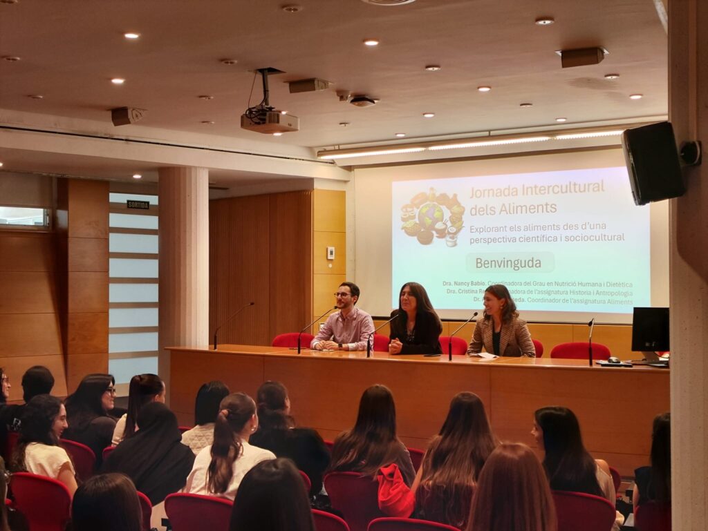 Aitor Balmaseda, Nancy Babio i Cristina Rey, en la inauguració de la jornada de presentació dels treballs del grau en Nutrició Humana i Dietètica.
