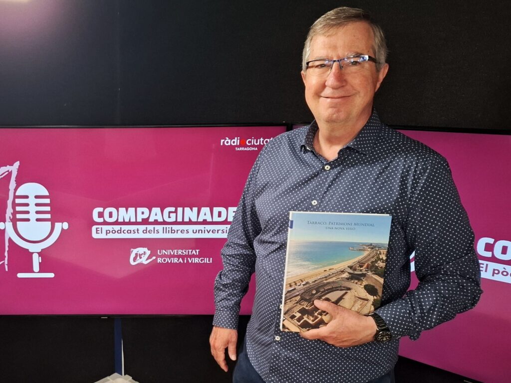 Joaquín Ruiz de Arbulo amb el llibre "Tàrraco, Patrimoni Mundial. Una nova visió", a l'estudi de gravació del pòdcast de Publicacions URV, Compaginades.