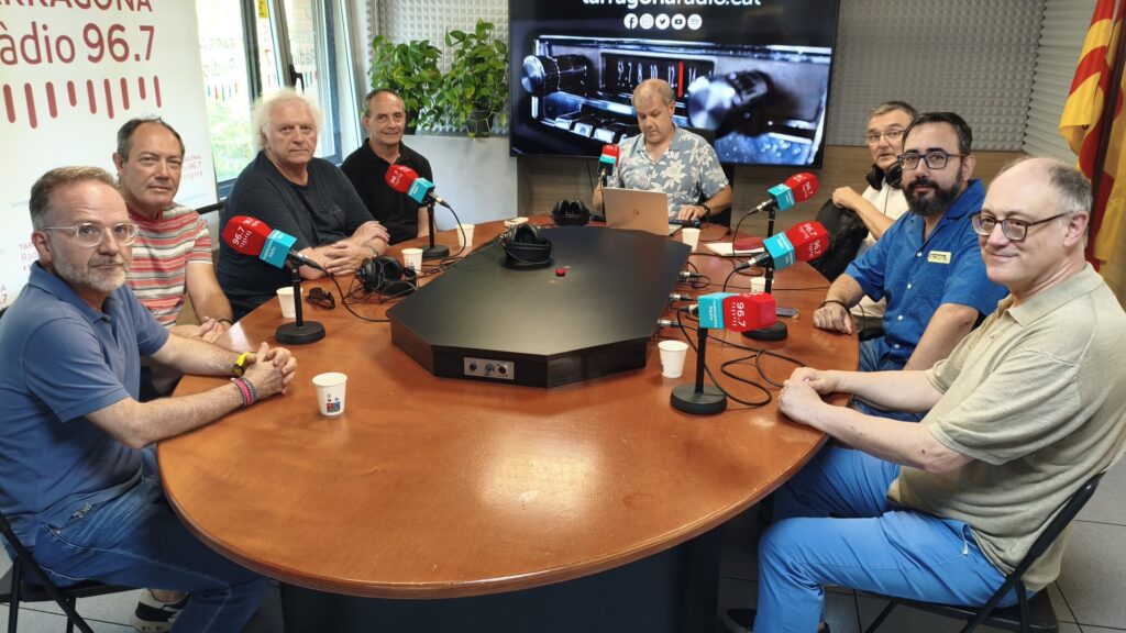 Alguns dels participants de la sèrie de pòdcast "Eclipsa't de ciència" durant la seva presentació a Tarragona Ràdio.