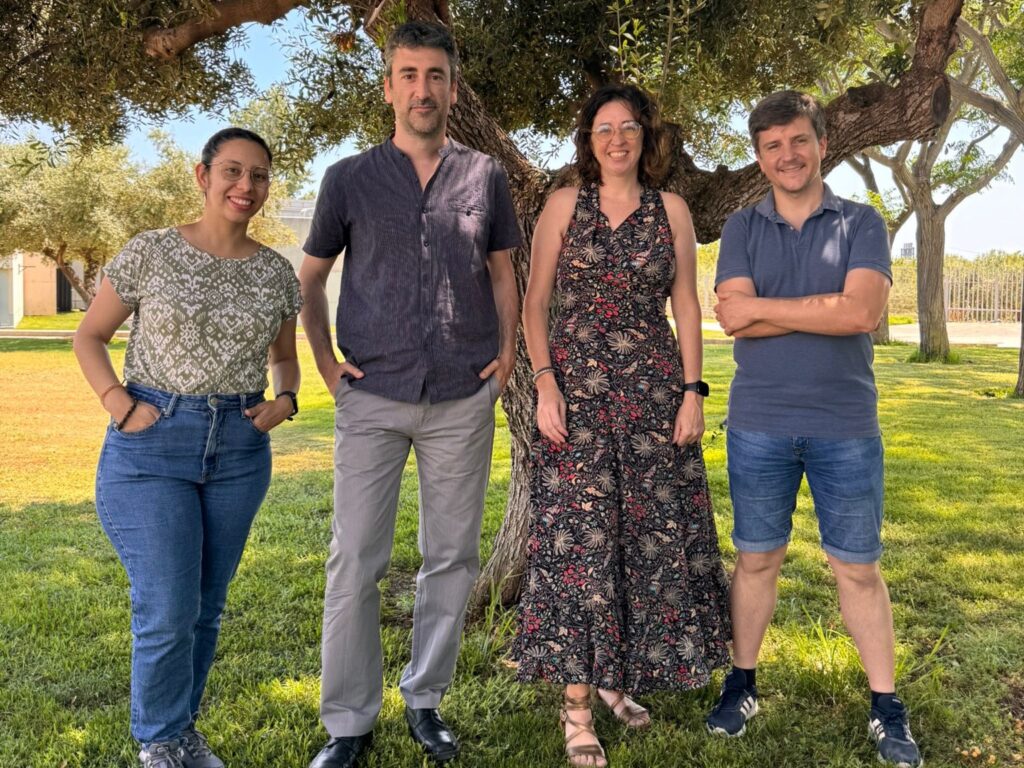 Els investigadors premiats, Maria E. Medina-Chavarria, Aaron Gutiérrez, Isabel Paulino i Benito Zaragozí.