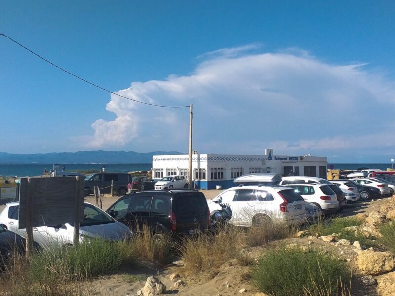 Coches aparcados en la playa de la Marquesa, en el municipio de Deltebre.