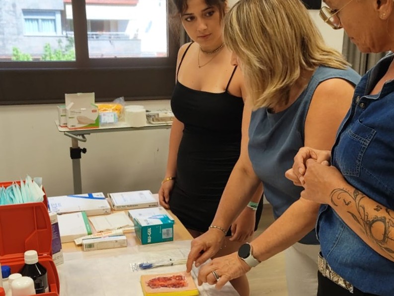 Taller de cures de la pell dins el Curs d'Atenció sociosanitària a persones dependents en institucions socials.
