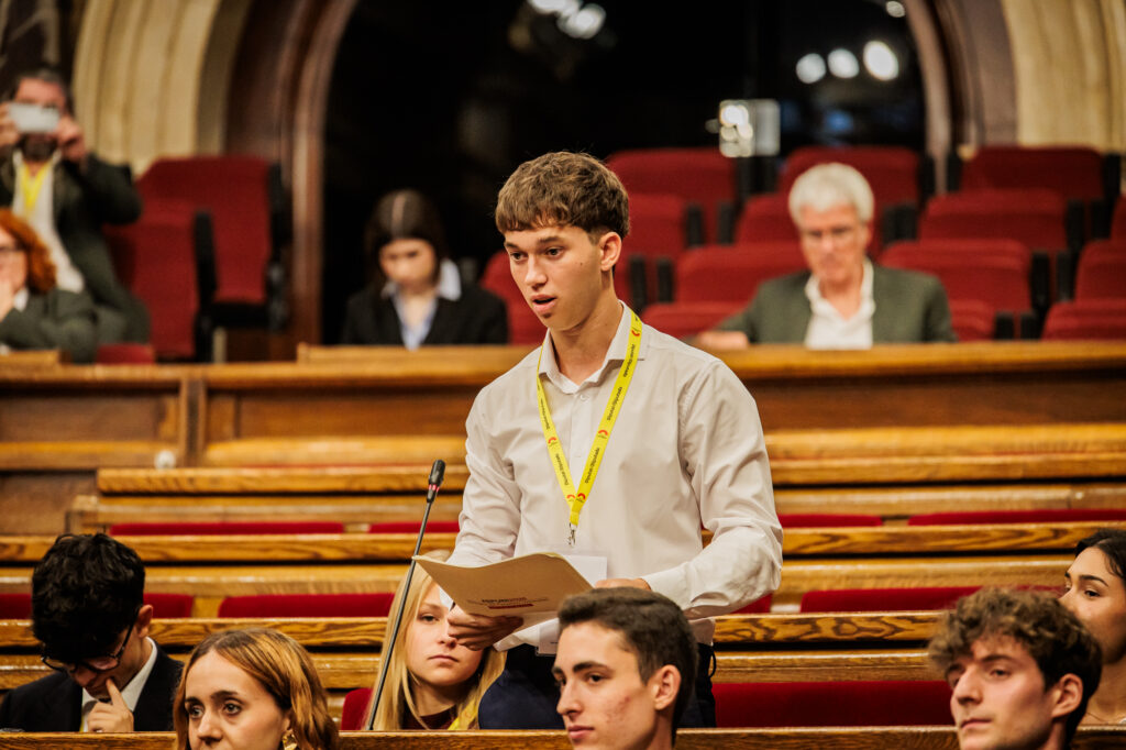 L'estudiant Marc García durant la sessió plenària final de la Setmana del Parlament Universitari. FOTO: Parlament de Catalunya.