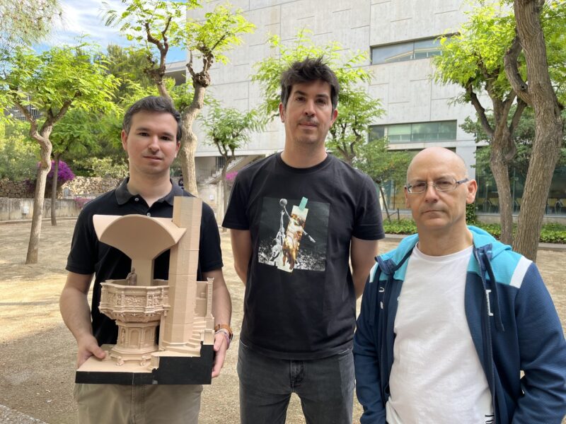 Els investigadors de la URV David Moreno, Albert Samper i Blas Herrera amb una rèplica del tornaveu fet per Gaudí.