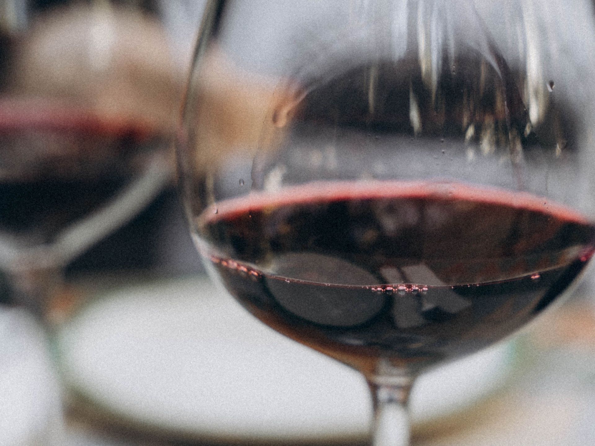 Un polímero de origen natural para reducir los posos del vino