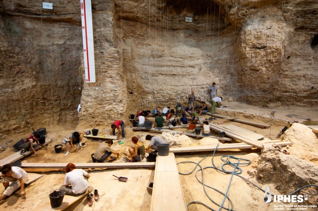 Vista general dels treballs d’excavació arqueològica al jaciment de l’Abric Romaní, Capellades (Barcelona). Autoria: Gerard Campeny / IPHES-CERCA.